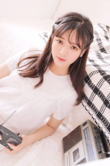 他把手探进我的衣服下摆